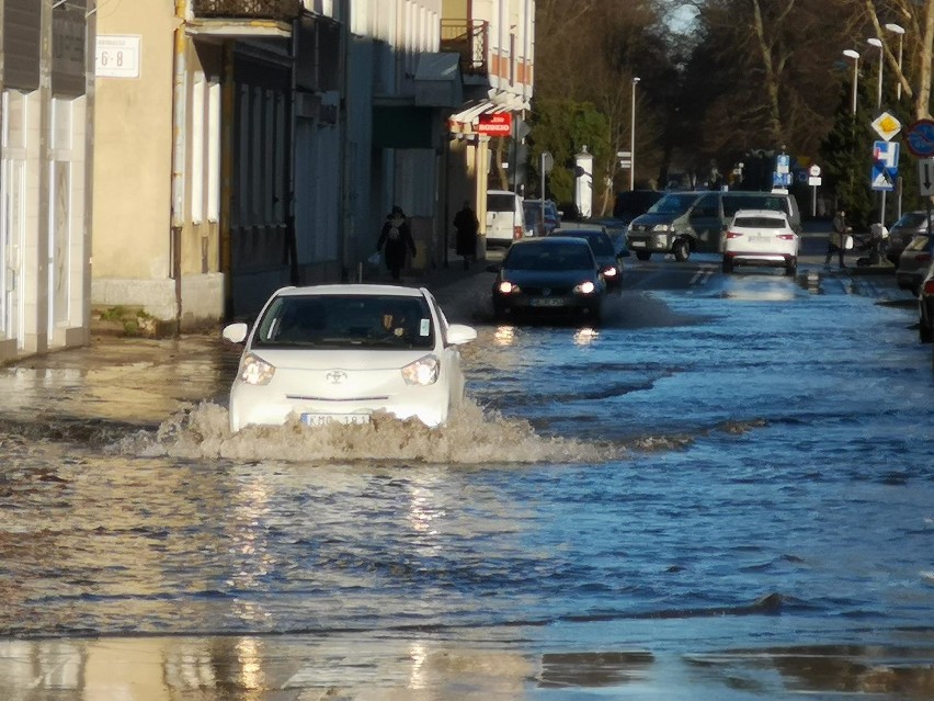 Sztorm w Świnoujściu. Bałtyk zatopił plażę oraz nabrzeża wysp. Takiej sytuacji nie było tu już dawno [ZDJĘCIA]