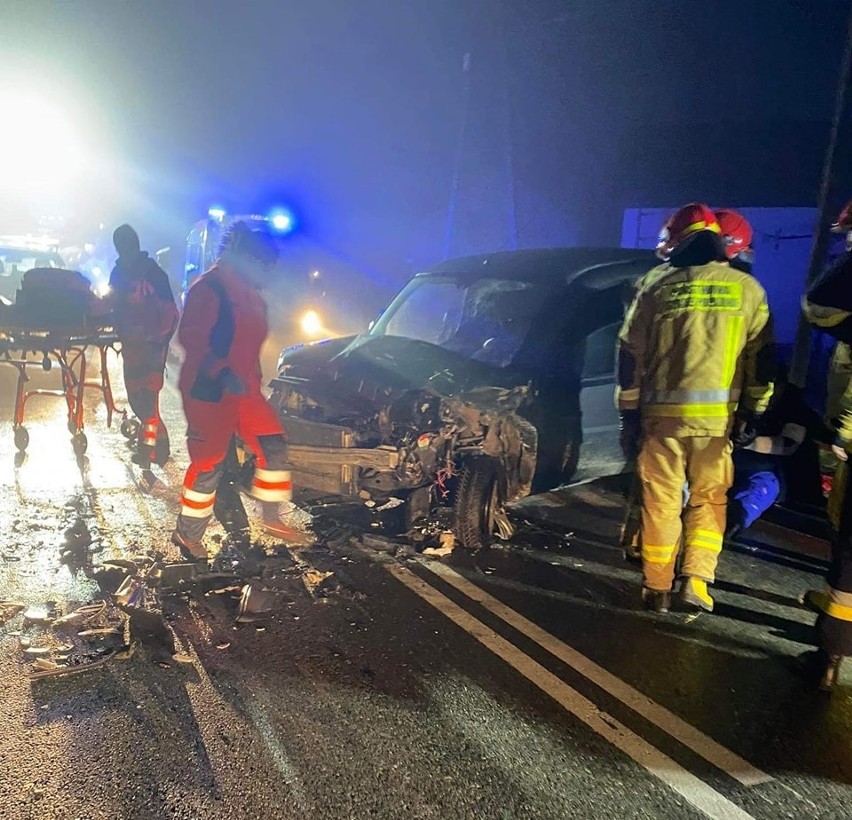 Wypadek w Sławniowie. Czołowe zderzenie dwóch samochodów, dwie osoby w szpitalu