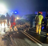 Wypadek w Sławniowie. Czołowe zderzenie dwóch samochodów osobowych, dwie osoby w szpitalu