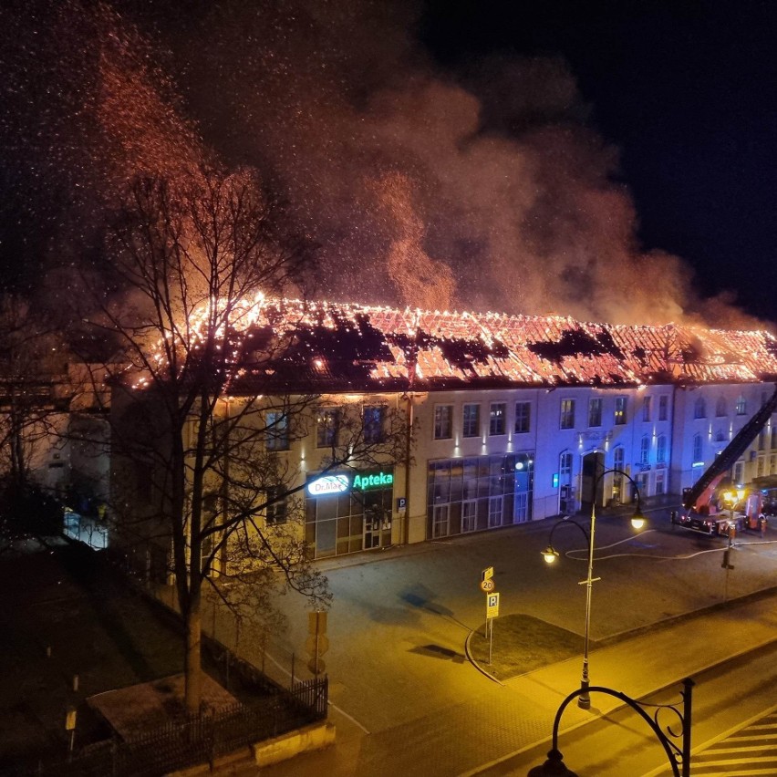 Ełk. Pożar galerii w centrum miasta! W płomieniach stanął dach parku handlowego przy ulicy Mickiewicza