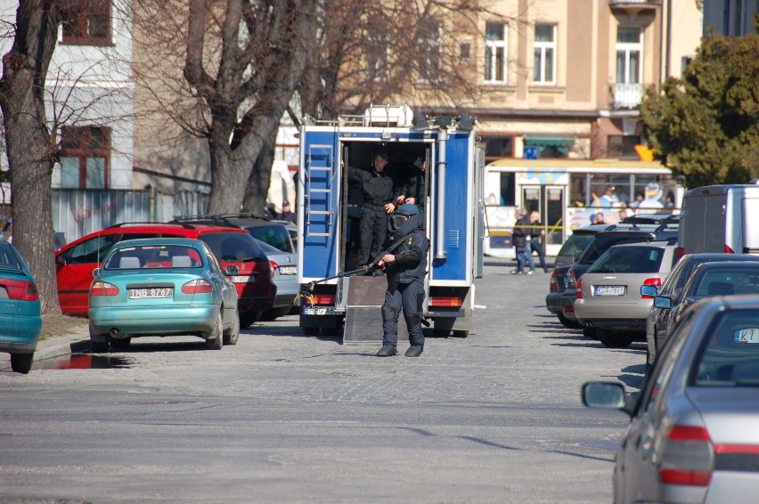 Tarnów. Pirotechnicy zajęli się tajemniczą skrzynką znalezioną pod samochodem [WIDEO, ZDJĘCIA]