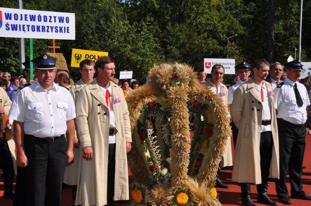 Tak podczas dożynek w Spale prezentowany był wieniec z gminy Wilczyce.