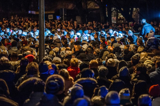 W niedzielne popołudnie mieszkańcy Koszalina zgromadzili się przed miejscem tragedii na wspólnej modlitwie za ofiary dramatu oraz ich rodziny.