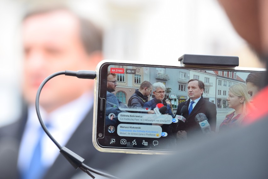 TVN wielokrotnie manipuluje. Jest stroną w tej kampanii. Nie...