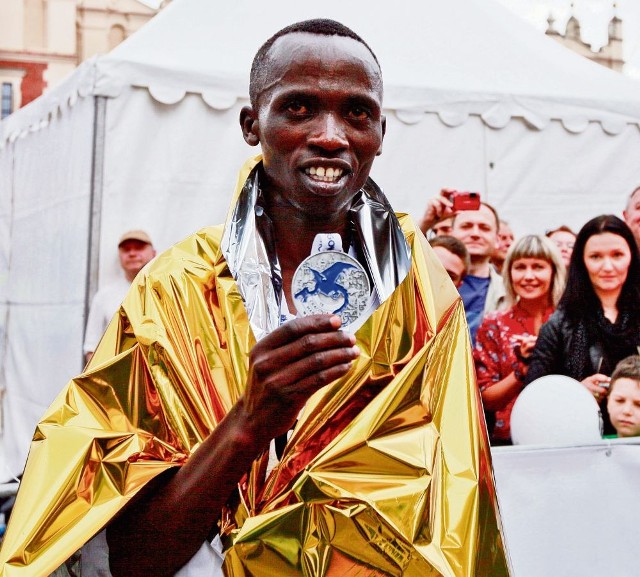 Edwin Kirui prezentuje medal za udział w Cracovia Maraton