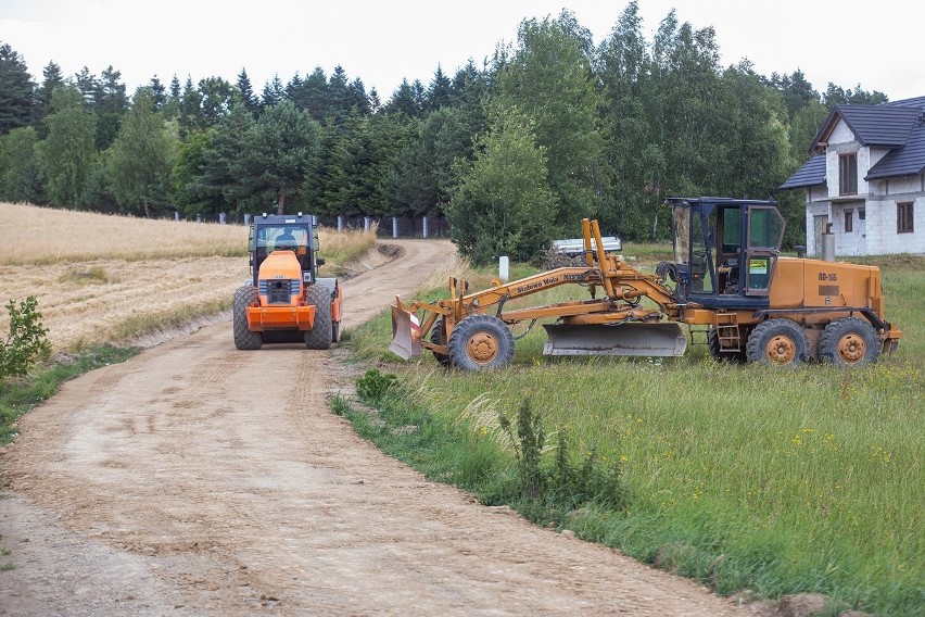 Po latach udało się wyremontować dwie ważne gminne drogi w gminie Łużna. Wreszcie jest asfalt, a co za tym idzie bezpieczny przejazd