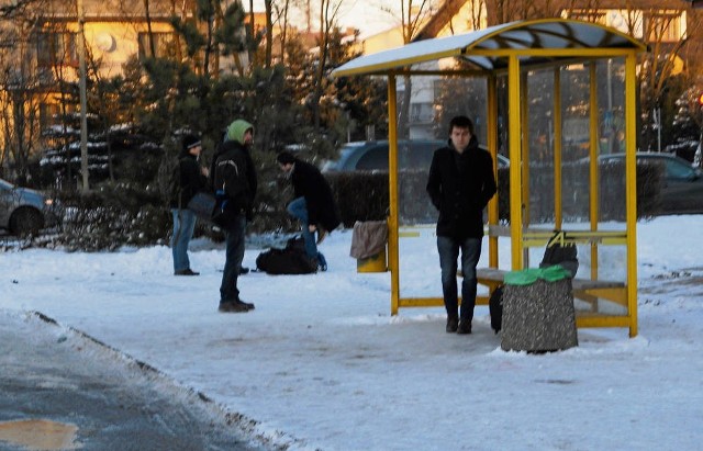 Wczoraj na kilku olkuskich przystankach spotkać można było zmarzniętych pasażerów czekających na jakikolwiek bus do Krakowa. Nie wiedzieli, kiedy jakiś pojedzie. Na zdjęciu przystanek pod supersamem