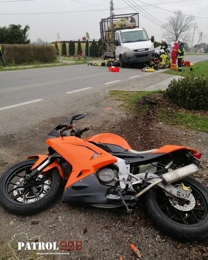 Wskutek zderzenia pojazdów motocyklista został zakleszczony...