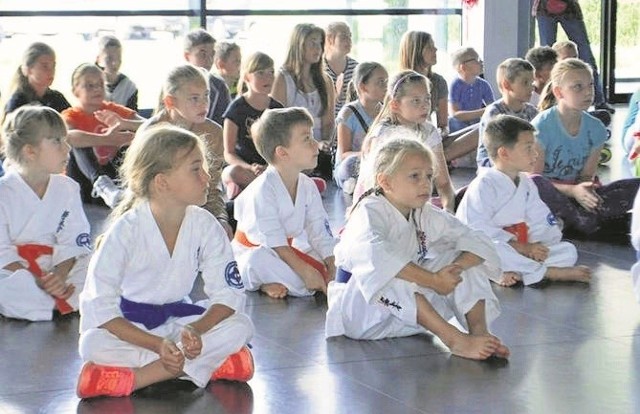Uczestnicy Letniej Akademii Karate w Skarżysku podczas inauguracyjnego spotkania. Udział w niej to świetna przygoda.