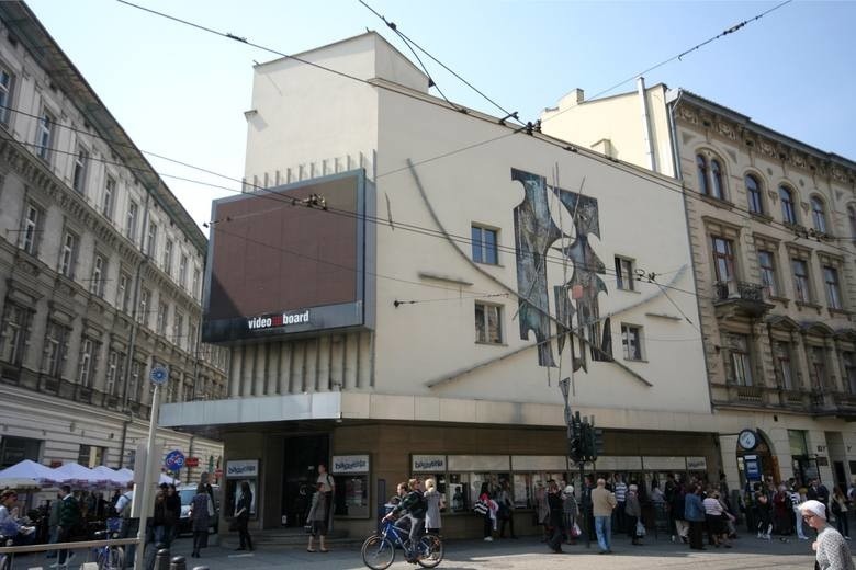 Kraków. Policjanci weszli do mieszkania dyrektora Teatru Bagatela. Henryk S. zatrzymany. Usłyszał zarzuty 8.01