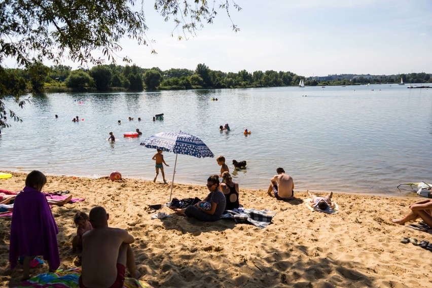 Krakowianie już rozpoczęli długi weekend. Nie brakowało plażowiczów na nowej plaży na Bagrach [ZDJĘCIA]