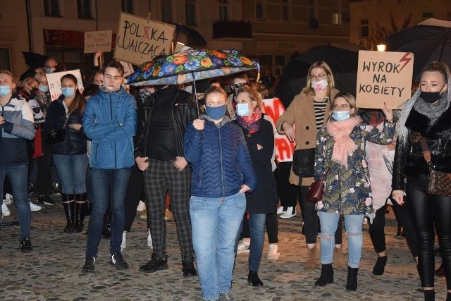 Protestujący świecianie po godz. 18 wyruszyli z płyty Rynku na ulice miasta