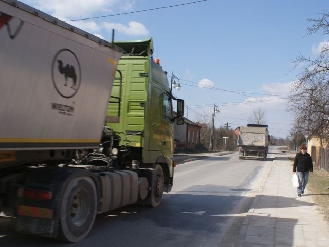 Sznur ciężarówek z kruszywem pod oknami, hałas i pył to codzienność mieszkańców ulicy Kieleckiej w Sobkowie.