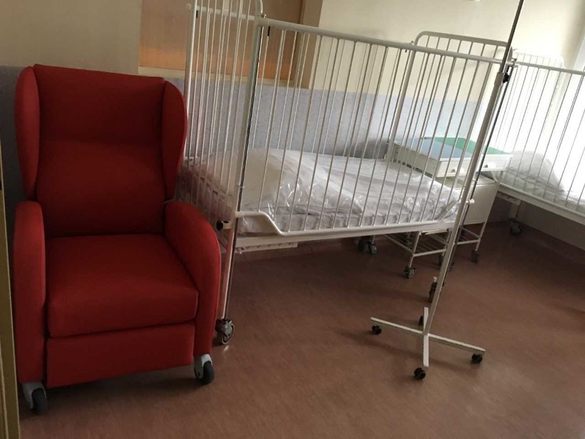 Prezent od WOŚP dla szpitala przy ul. Arkońskiej w Szczecinie. 40 foteli dla rodziców małych pacjentów