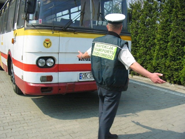 - Jeszcze w piątek rano ten autobus woził dzieci - oburza się mł. inspektor Tomasz Grzybek.