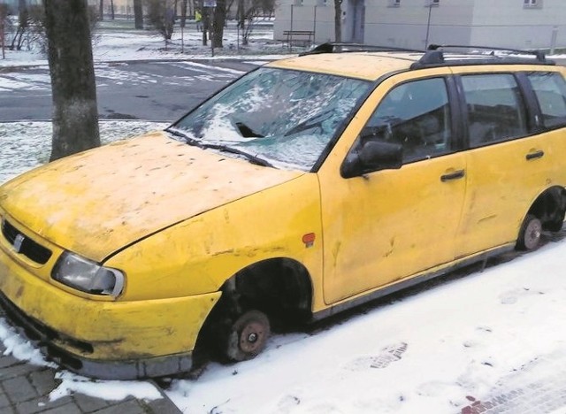 Odznaczający się żółtym kolorem karoserii wrak przy ulicy Popiełuszki w Stalowej Woli , stoi tu od bardzo wielu miesięcy.