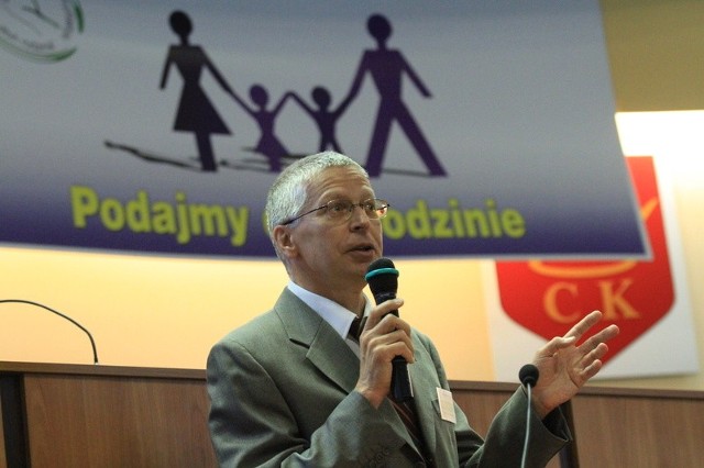 Profesor Andrzej Bałandynowicz z Wyższej Szkoły Nauk Społecznych w Warszawie za największe zagrożenia wobec dziecka uznał brak autorytetów, zasad i odpowiedzialności.