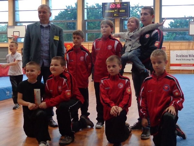 Ekipa Buskiego Klubu Kung-fu Yantai ze swoim trenerem i zarazem prezesem Andrzejem Cupryjakiem-Sochą (z lewej).