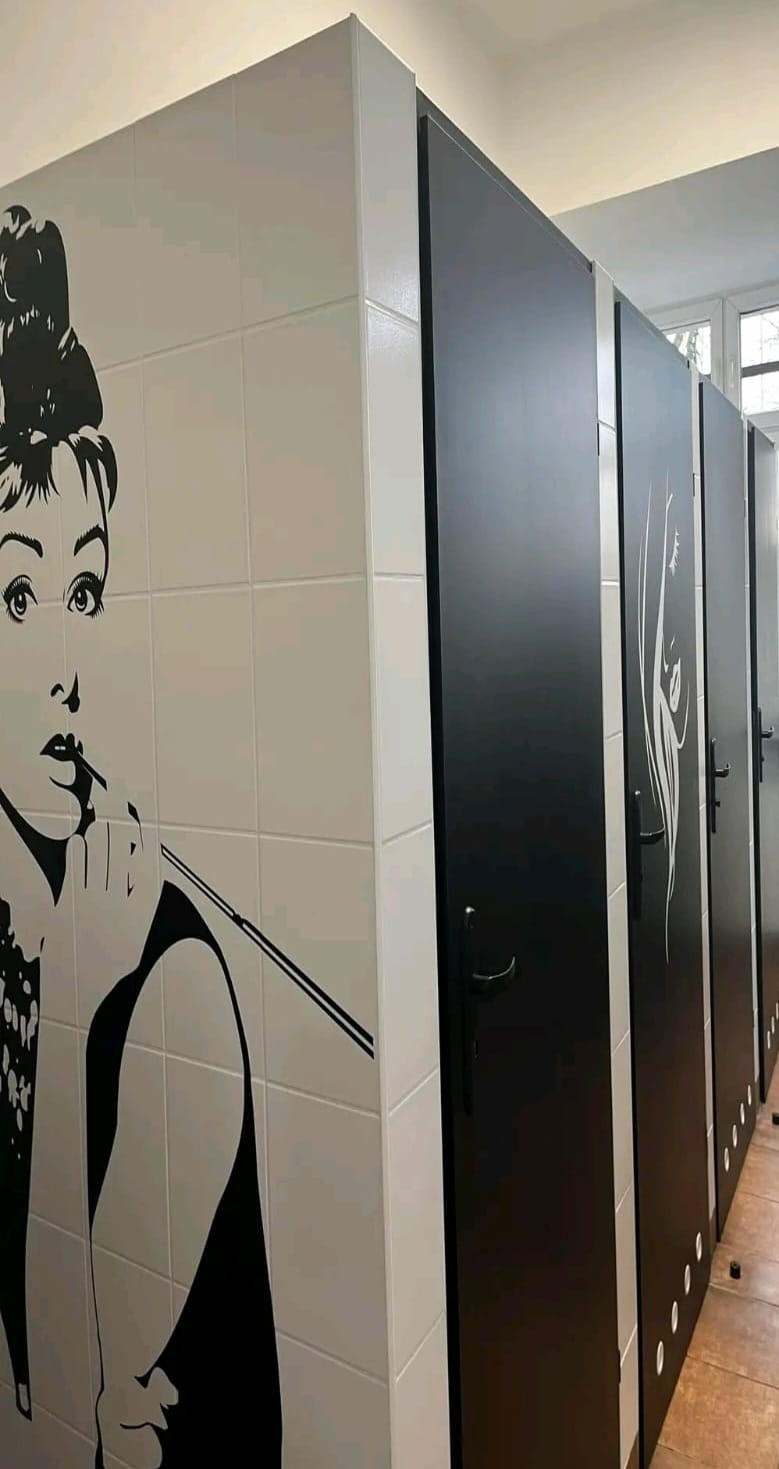 Szkolna łazienka z twarzą Marilyn Monroe oraz Audrey Hepburn? Taką mają uczennice w ILO im. Mikołaja Kopernika w Będzinie