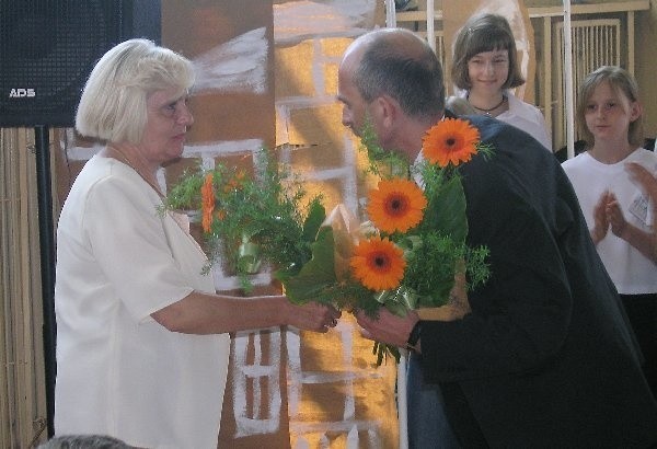 Dyrektor Jacek Otto wręczył  symboliczną wiązankę kwiatów Annie  Lewandowskiej - byłej dyrektor SP nr 2,  dziękując jej oraz pozostałym, pod  których skrzydłami placówka rozwijała  się, a dziś postrzegana jest jako szkoła  przodująca.