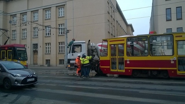 Na ul. Narutowicza tramwaj zderzył się z betoniarką.