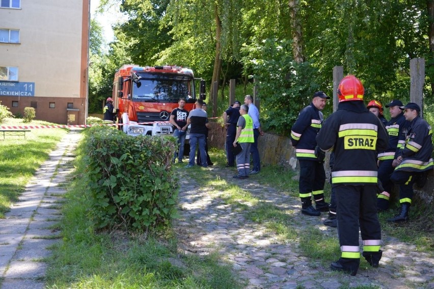 Ostrowiec Świętokrzyski. Mężczyzna zabarykadował się w mieszkaniu i groził wysadzeniem bloku. Antyterroryści w akcji