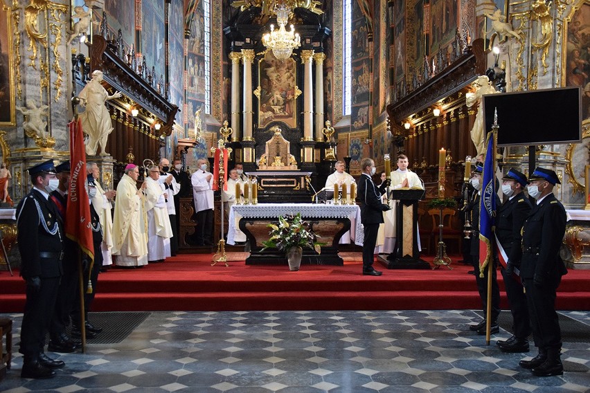 Piękna słowa biskupa do strażaków. Ordynariusz diecezji sandomierskiej modlił się za nich w czasie niedzielnej mszy świętej [ZDJĘCIA]