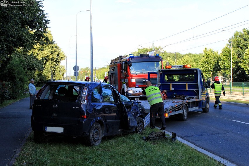 Kraków. Wypadek na al. Jana Pawła II. Auto dachowało, dwie osoby ranne [ZDJĘCIA]