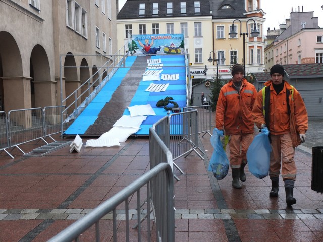 Stok ma być jedną z atrakcji Jarmarku Bożonarodzeniowego. Pierwsze, bezpłatne ślizgi w sobotę, ale już od dziś zaczęły działać domki, gdzie można kupić świąteczne łakocie.