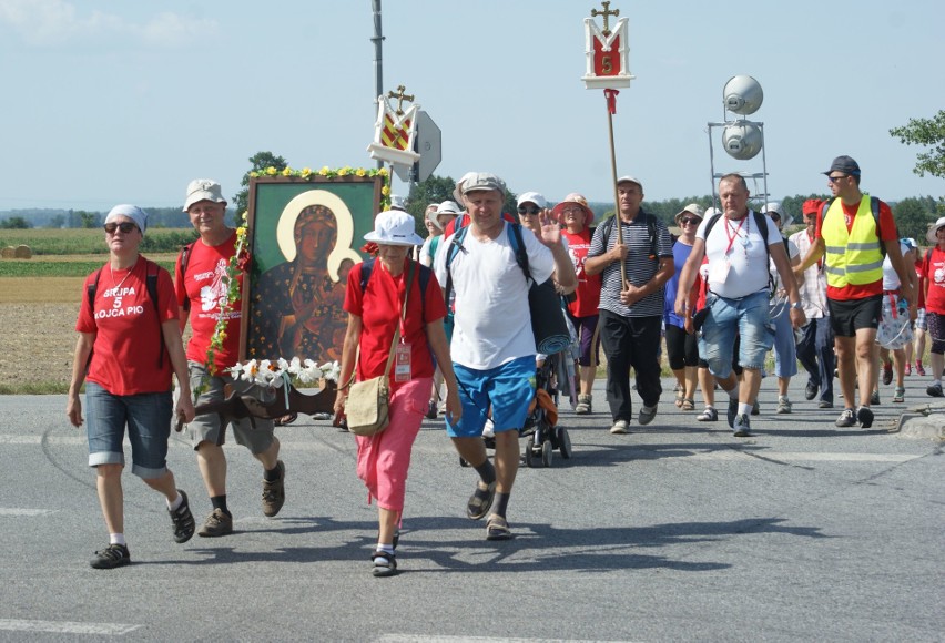 Uczestnicy świdnickiej pielgrzymki przeszli przez Grodków.