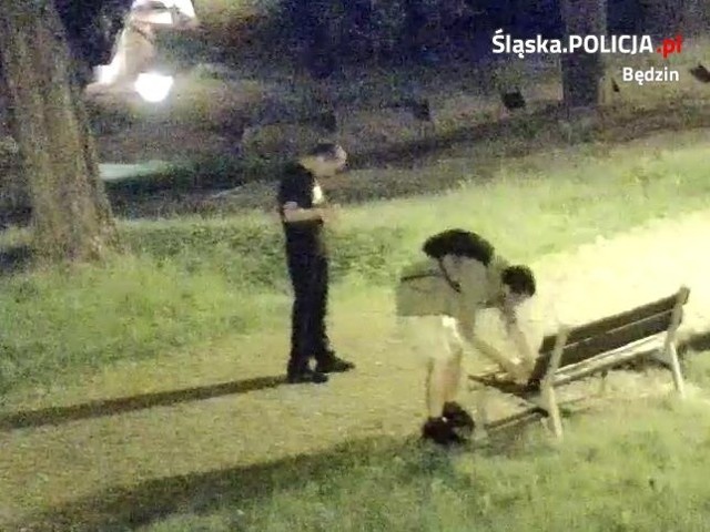 Będzińska policja poszukuje tych dwóch mężczyzn, którzy podpalili półziemiankę na wzgórzu zamkowym Zobacz kolejne zdjęcia/plansze. Przesuwaj zdjęcia w prawo naciśnij strzałkę lub przycisk NASTĘPNE