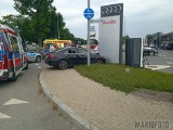 Nieszczęśliwe zdarzenie w Opolu. Mężczyzna zasłabł za kierownicą i uderzył w reklamę. Pomimo sprawnej pomocy kierowcy nie udało się uratować