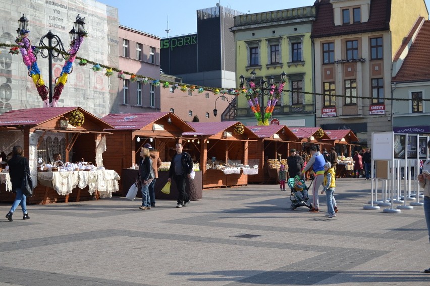 Jarmark wielkanocny w Rybniku rozpoczęty. Odbywa się na...