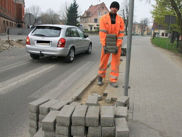 Przy obniżaniu krawężników pracował m.in. Adrian Woźny.