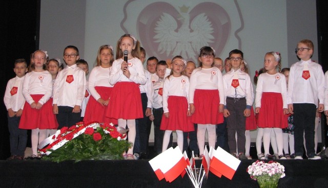Przedszkolaki z Pacanowa zaprezentowały piękny spektakl z okazji 100. rocznicy odzyskania przez Polskę niepodległości.