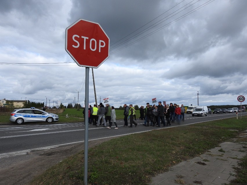 Około 50-ciu osób postanowiło wyjść na jezdnię, by...