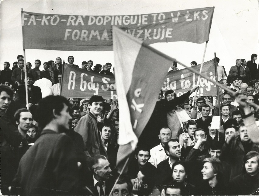 Kibic ŁKS w Warszawie z transparentem poparcia dla ŁKS