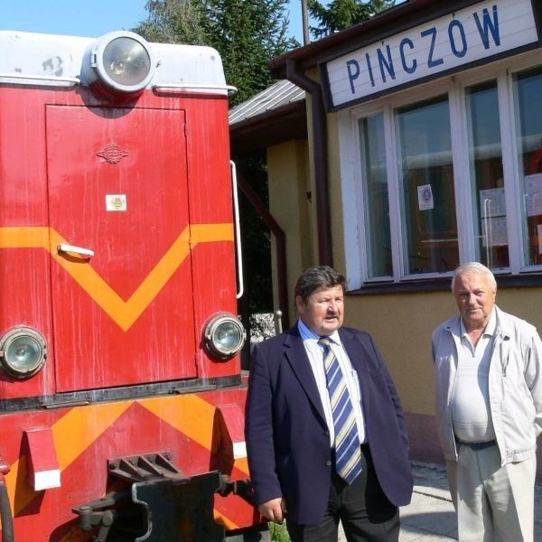 Prezesi Edward Choroszyński i Antoni Kwaśniewski często spotykają się w Pińczowie na zabytkowej stacyjce Ciuchci Ekspress Ponidzie
