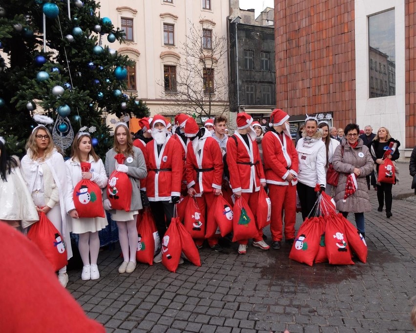 143 Mikołajów specjalnym tramwajem zawiozło prezenty chorym dzieciom