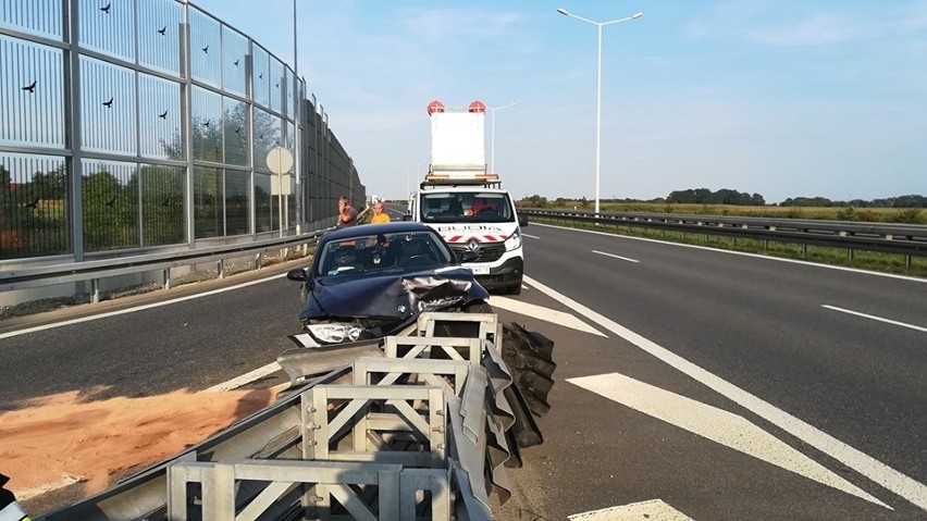 Wypadek na S8 pod Wrocławiem. Kierowca BMW nie dał rady zjechać na MOP (ZDJĘCIA)