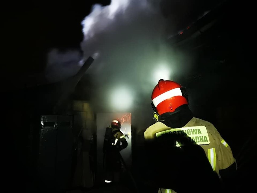 Pożar w Przeworsku. Na ul. Wojska Polskiego strażacy gasili poddasze i wiatę [ZDJĘCIA]