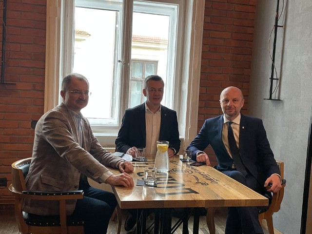 Spotkanie przy kawie Jacka Strojnego, Konrada Fijołka i Waldemara Szumnego