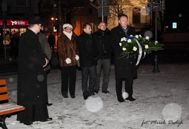 Burmistrz Olesna wraz z radnymi składają kwiaty pod Kolumną Maryjną.