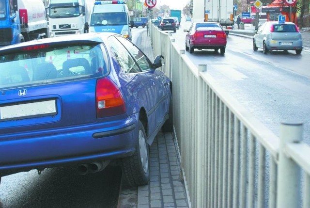 Na ul. Utrata, w okolicy dworca PKS, kierowca ciężarówki podczas próby zmiany pasa ruchu zahaczył o hondę. Samochód osobowy wpadł w poślizg, obrócił się w drugą stronę i wjechał w barierkę. Na szczęście nikomu nic się nie stało.