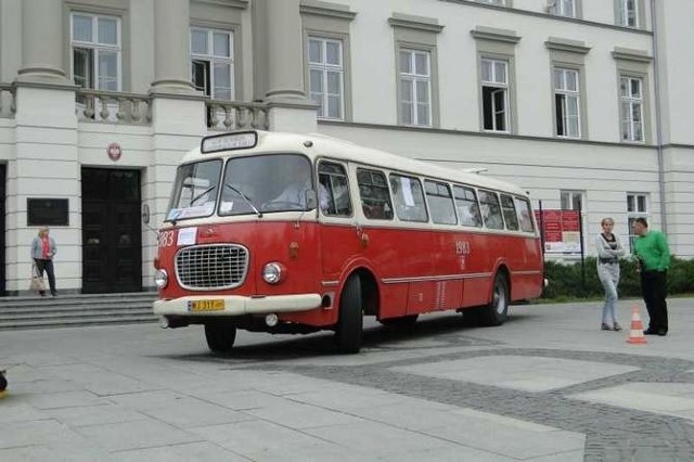 Wycieczki sprowadzonym specjalnie z Warszawy Jelczem MEX 272 były perełką obchodów Dnia bez Samochodu w Radomiu.