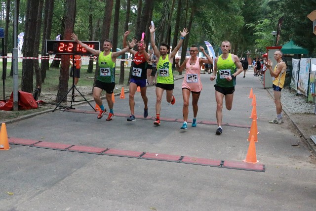 W maratonie wystartowała rekordowa liczba 28 sztafet, składających się z pięciu zawodników każda. Wyzwaniem dla biegaczy był dystans 42.195 m, ale także pogoda. Od rana było bardzo gorąco i duszno, na szczęście przed rozpoczęciem biegu nieco się ochłodziło, a kiedy pierwszy zespół wbiegł na metę, zaczął padać deszcz.