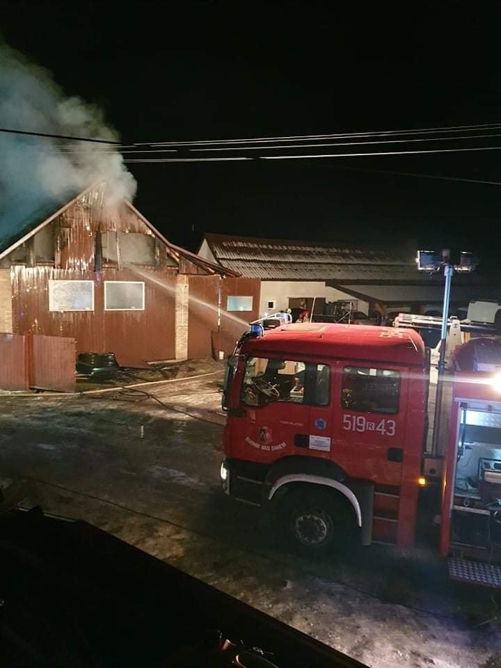 Kolejny pożar w gminie Rudnik nad Sanem. Ogień wybuchł w warsztacie. Strażacy gasili płomienie, ktoś ukradł im pilarkę spalinową (ZDJĘCIA)