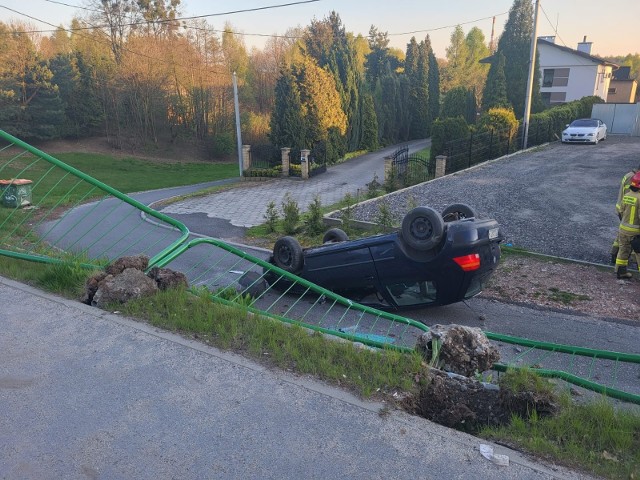 W Wodzisławiu Śląskim na Jastrzębskiej 25-letni obywatel Mołdawii stracił panowanie nad autem, uderzył w barierki i dachował