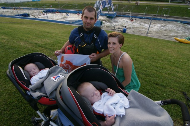 Maciej Pawulski  z żoną i bliźniakami podczas ostatniego z treningów przed wyjazdem