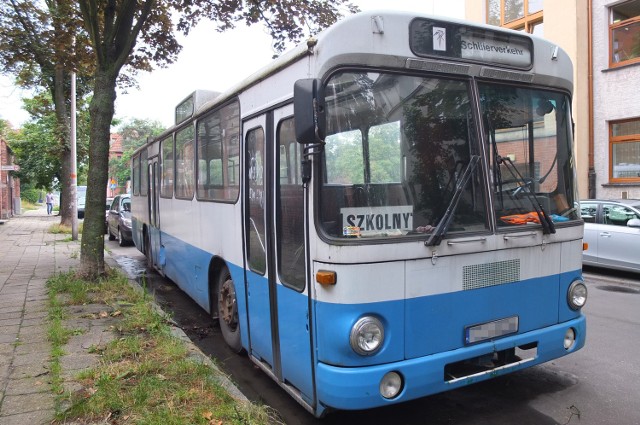 Do autobusu już próbują się dobierać złomiarze.